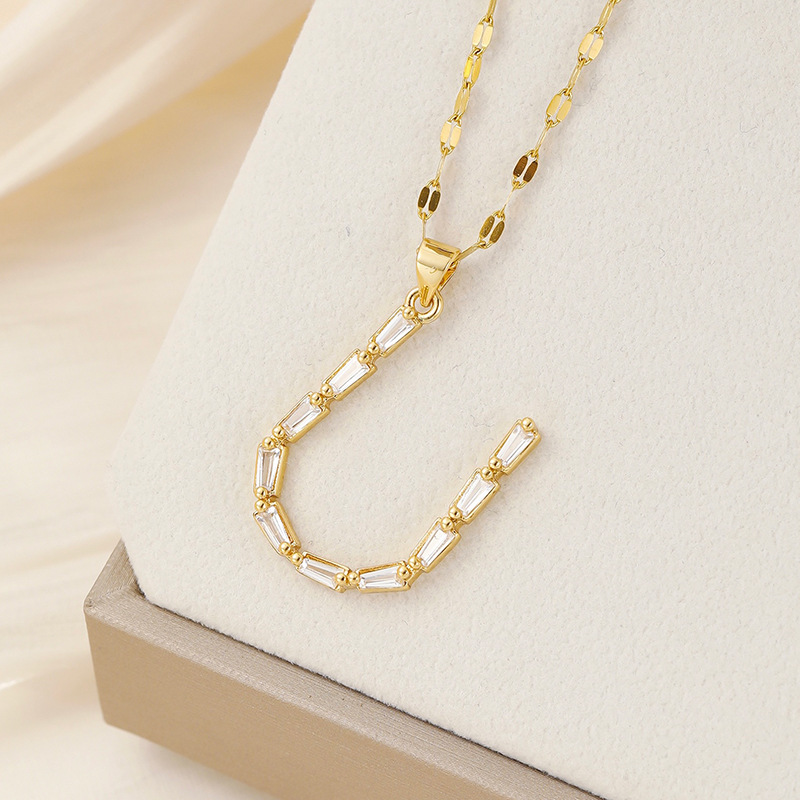 Venta caliente transfronteriza nuevo estilo de cobre con incrustaciones de circón 26 letras inglesas collar colgante T cuadrado de bambú letra cadena de clavícula femenina