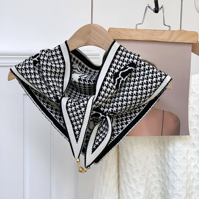 Otoño y invierno nuevo tipo de hebilla de succión de mil pájaros tejidos de doble cara toalla triangular para mujeres pequeñas bolas de oro de alto nivel de protección de cuello buñuelo