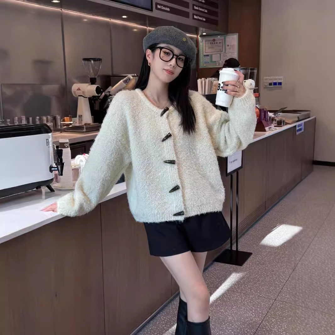 24 invierno Puyuan estilo francés corno hebilla chaqueta de jersey de punto para mujeres otoño invierno 2024 sensación de diseño pequeño