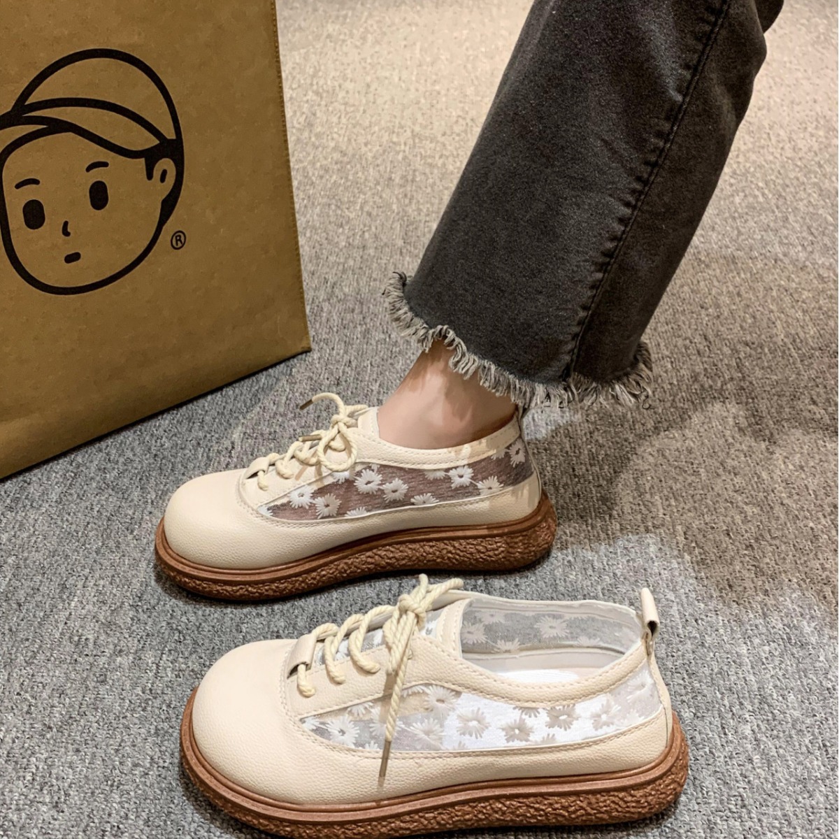 Zapatos de mujer de verano nuevos zapatos de mujer Soren estilo literario sandalias huecas de fondo grueso cabeza redonda encaje zapatos muñeca transpirables