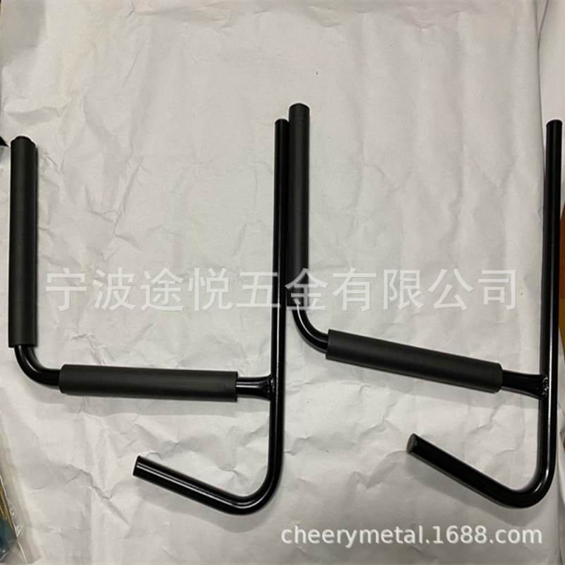 カヤックの壁のハンガーを供給しています。黒いスプレーの鉄製の収納棚があります。|undefined