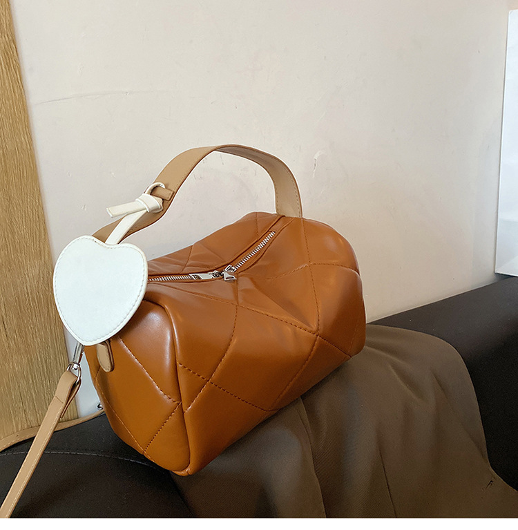 Fashion Texture Handbag 2021 New Niche Rhomboid Pillow Bag Messenger Bag display picture 1