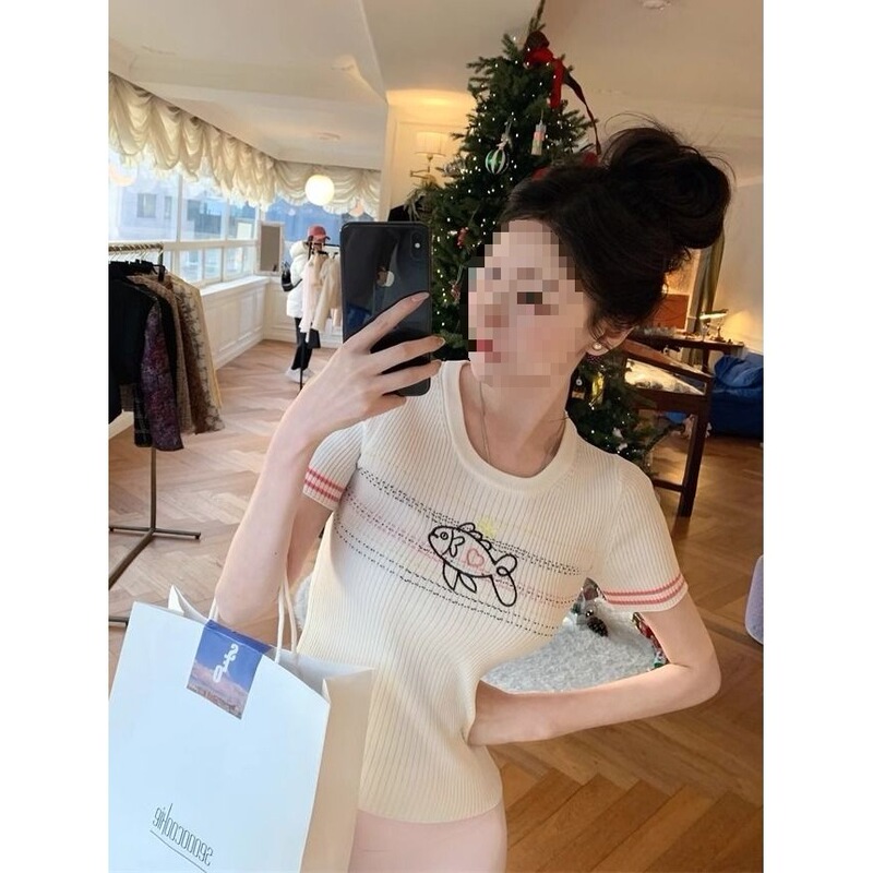 Fragrant and Creamy White Short-Sleeved Shirt for Women, Summer Goldfish Embroidered Round Neck Slim Fit Short Knitted Top Trendy