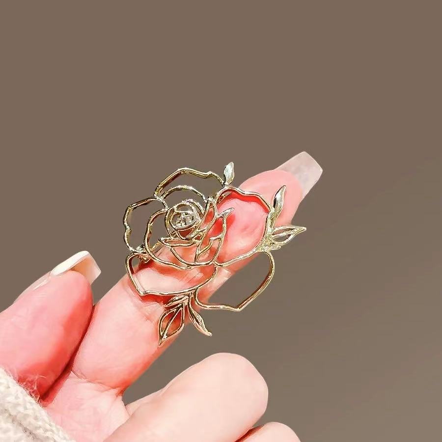 Bracciale a fiore oversize in smalto per donna, gioiello floreale_voghion.com