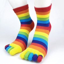 彩虹五指袜女士精梳棉分趾袜春秋冬保暖炫彩条纹潮韩国时尚中筒袜