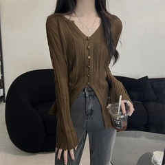カレー色のオープンフォークvネックの美ラードニットの長袖の底のシャツの女性の春の修身はやせているデザイン感の中で上着を掛けます。