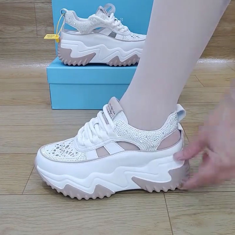 Zapatos deportivos de moda versátiles con suela gruesa aumentando la altura de los zapatos blancos para mujeres en verano de 2026 nuevos zapatos casuales ligeros para padres