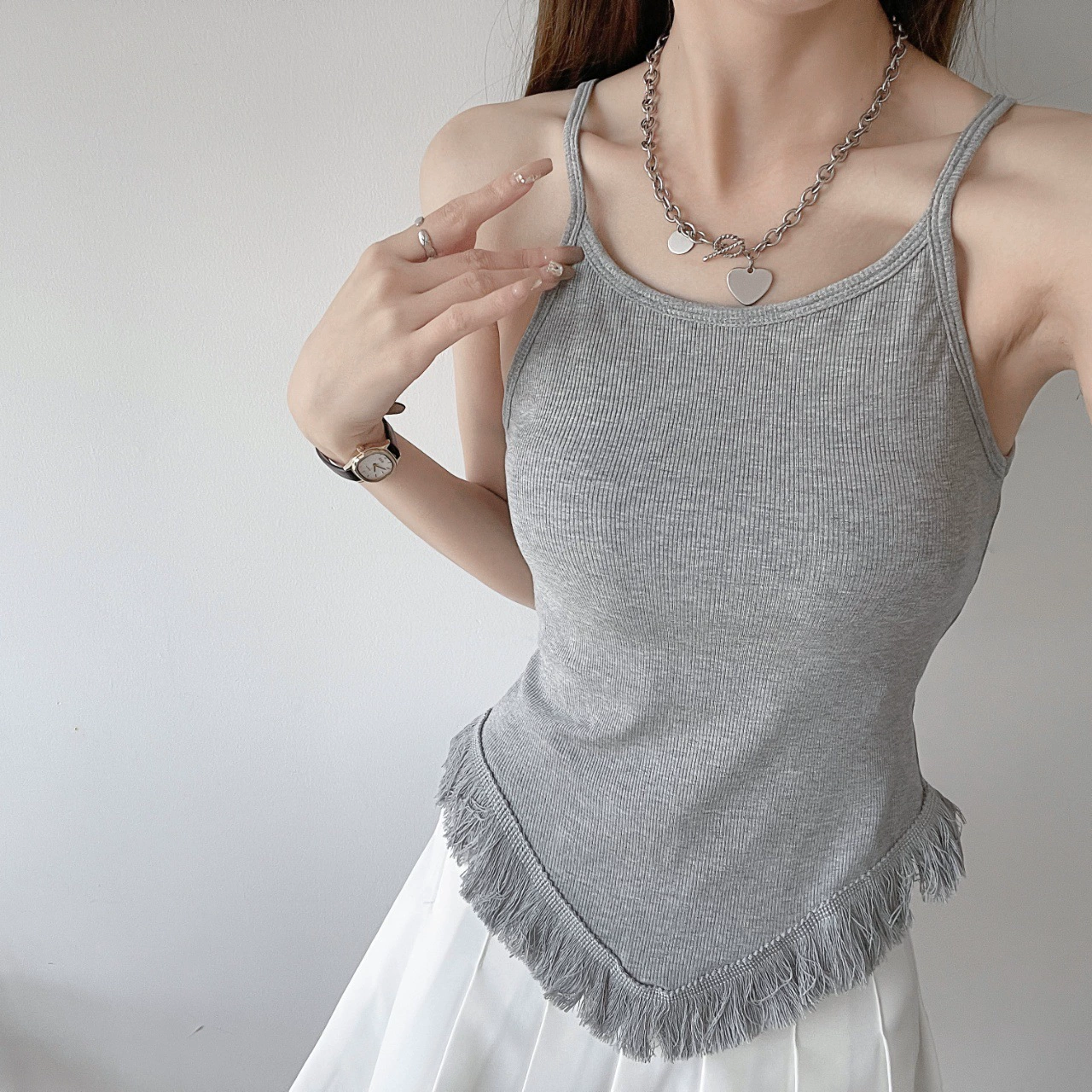 Модная весенняя майка с чашечками, тренд сезона, красивая спинка, slim fit