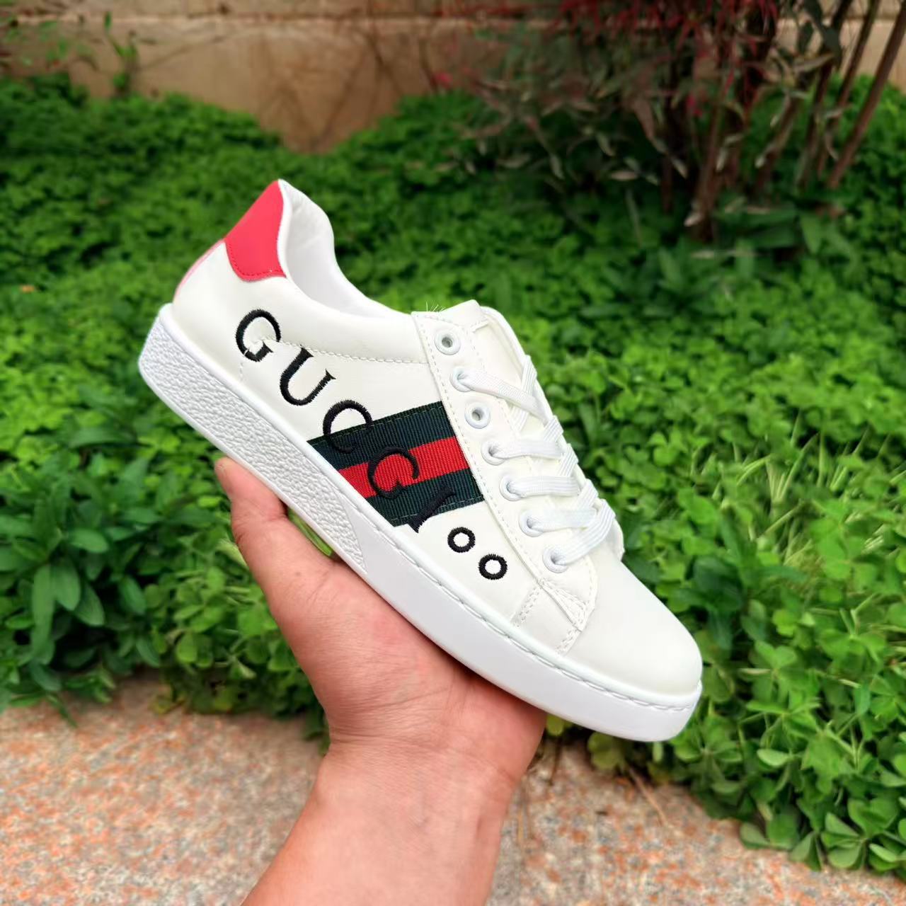 Bee Europa marca de moda bordada zapatos blancos ligeros de lujo con suela gruesa de moda para hombres zapatos deportivos de skate de estilo universal zapatos casuales