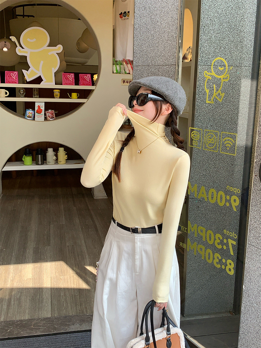 부드러운 노란색 터틀넥