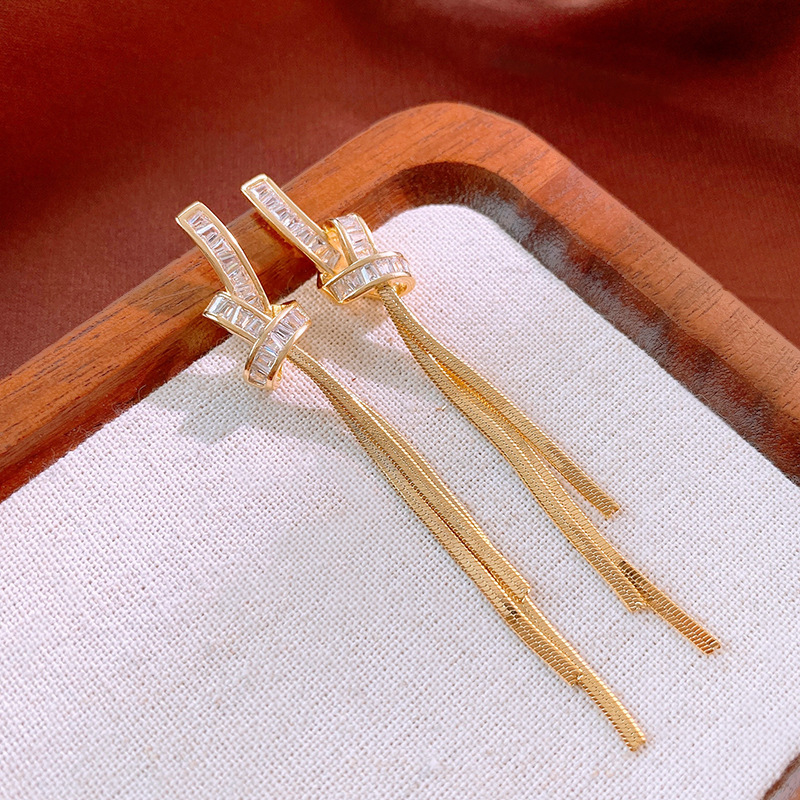 Pendientes geométricos de perlas con lazo de circonita y diseño de aguja plateada, con un diseño único y exclusivo, de lujo ligero y alta gama, para mujer. image 50