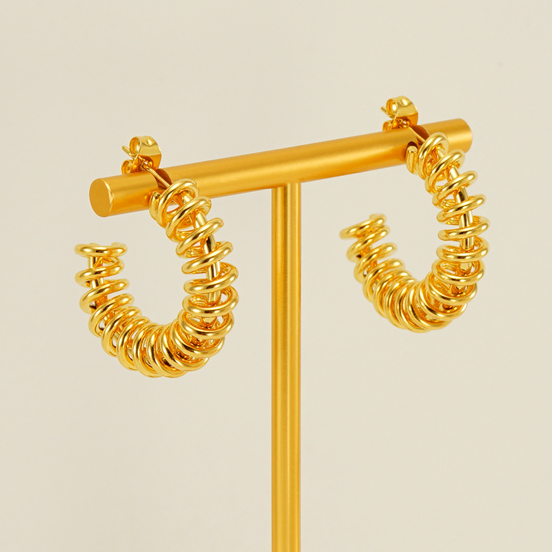 Nueva frontera europea y americana de acero inoxidable en forma de C pendientes de primavera moda hueco diseño titanio anillo de acero pendientes al por mayor