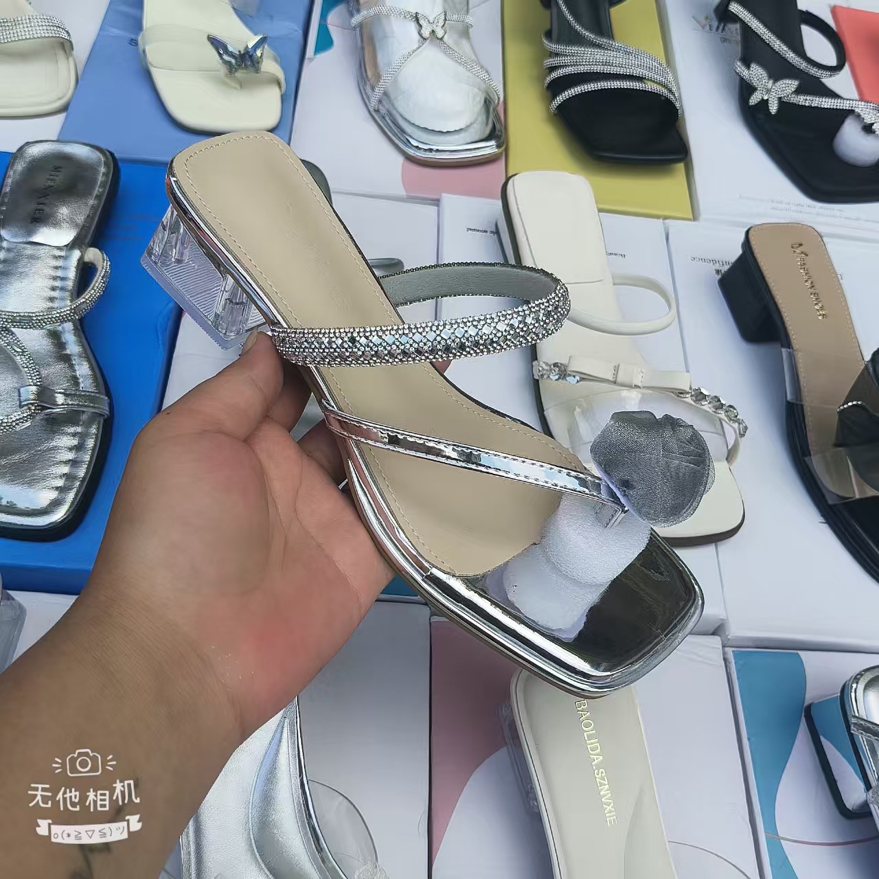 2025 nuevas zapatillas de tacón grueso francés para mujeres de verano con un dedo de diamante de hadas con faldas sandalias de comercio exterior