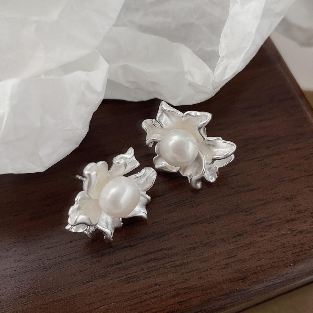 S925纯银天然淡水珍珠茉莉花耳钉女法式轻奢高级感