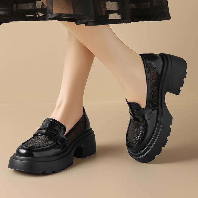 2026 nuevo verano transpirable red de cabeza redonda malla un solo zapato de zapato británico aumento de altura negro versátil zapatos de cuero pequeños