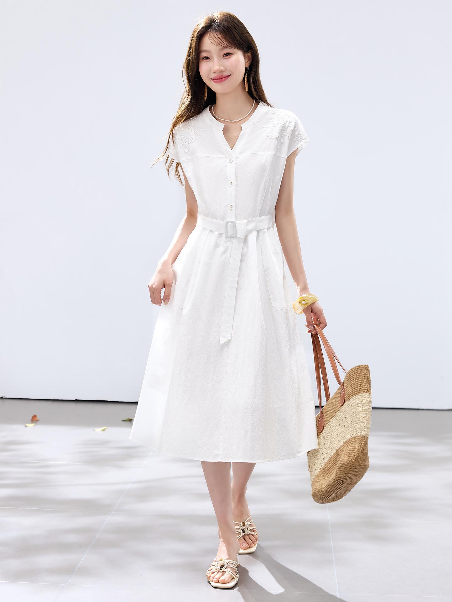 Đầm maxi nữ thắt eo cao, thiết kế quá gối, thêu hoa tinh tế phong cách trưởng thành — xanh lam, màu trắng