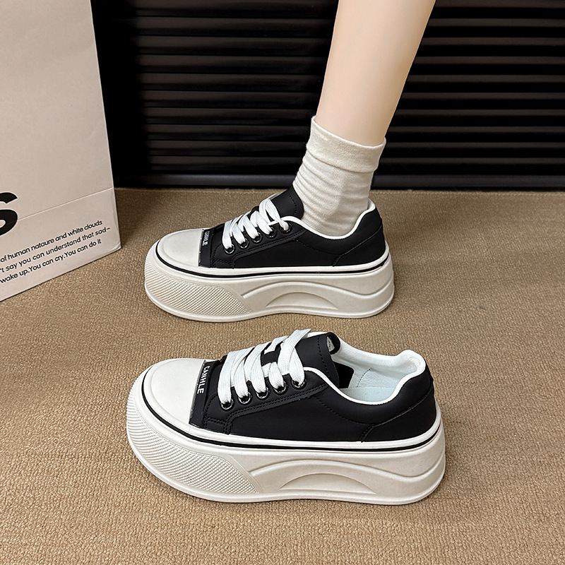 Zapatos blancos ultraligeros de altura gruesa para mujeres 2025, nuevos zapatos casuales delgados de otoño con suela suave universal