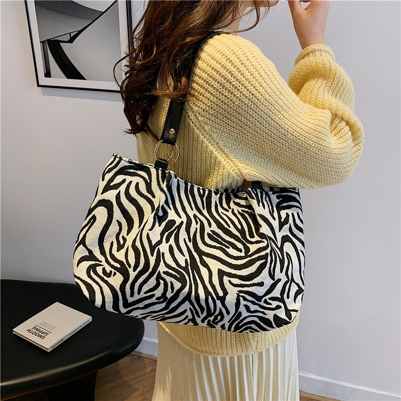 Bolso de hombro de invierno para mujeres 2024 nueva impresión bolso de brazo para mujeres moda coreana mochila casual bolso de mano
