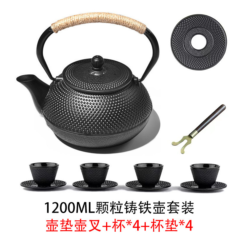 囲炉裏でティーポットを煮ます。日本式のお湯でお茶を入れます。|undefined