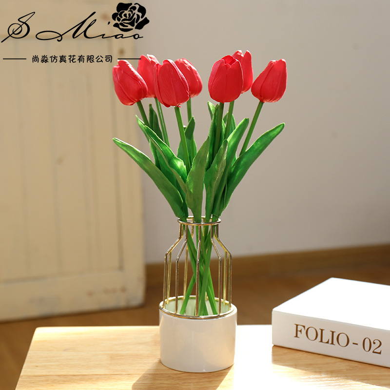 Fábrica de suministro directo planta Flor de seda artificial planta verde Venta caliente popular corto PU Tulipán decoración creativa flor sensación de la mano