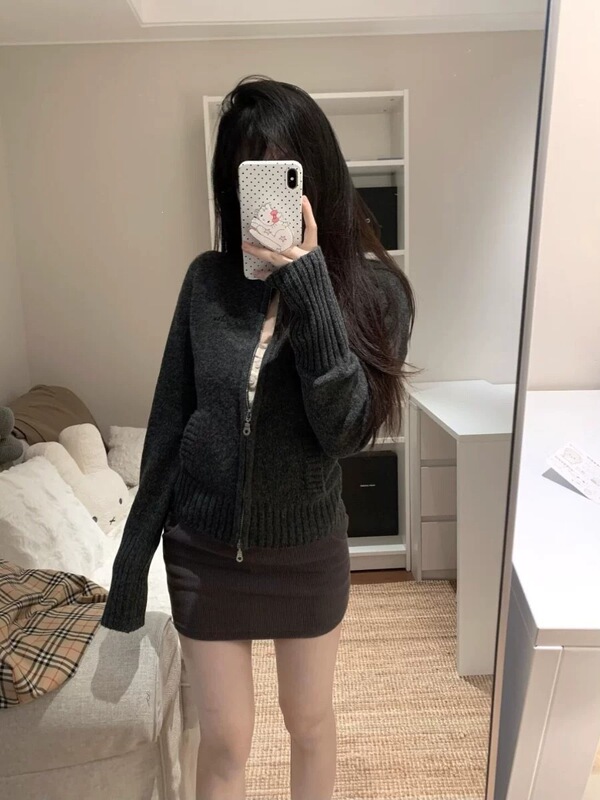 Korean-style dark gray slim-fit sweater jacket, new autumn/winter design, double-zipper, slimming effect, versatile short knit cardigan