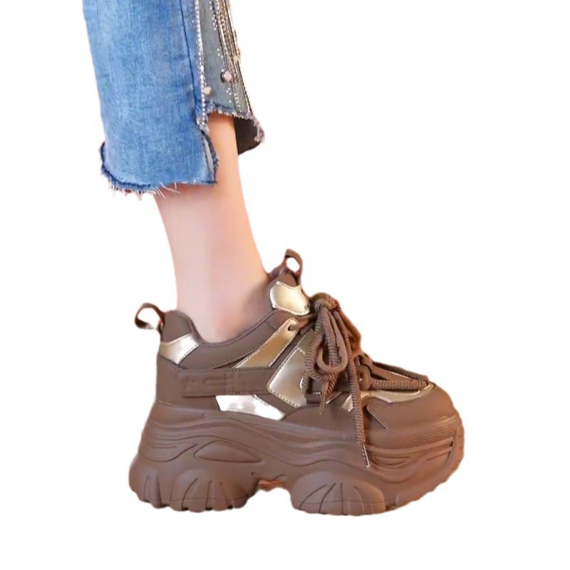 Productos europeos con una base gruesa aumentando la altura de los zapatos de papá y mujer 2024 primavera y otoño nuevos zapatos deportivos casuales muffin