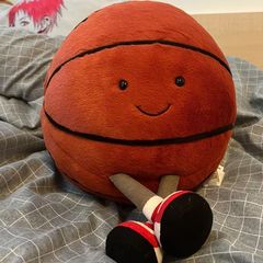 男の子に誕生日プレゼントをプレゼントします。