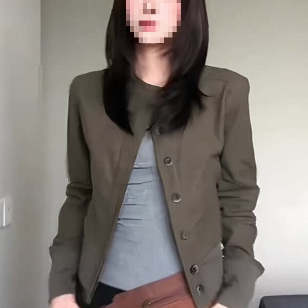 Simple and Stylish Short Jacket for Women, Suitable for Commuting, Spring and Autumn, Versatile Loose Fit, Stand Collar, Vintage Charm Simple and Stylish Short Jacket for Women, Suitable for Commuting, Spring and Autumn, Versatile Loose Fit, Stand Collar, Vintage Charm