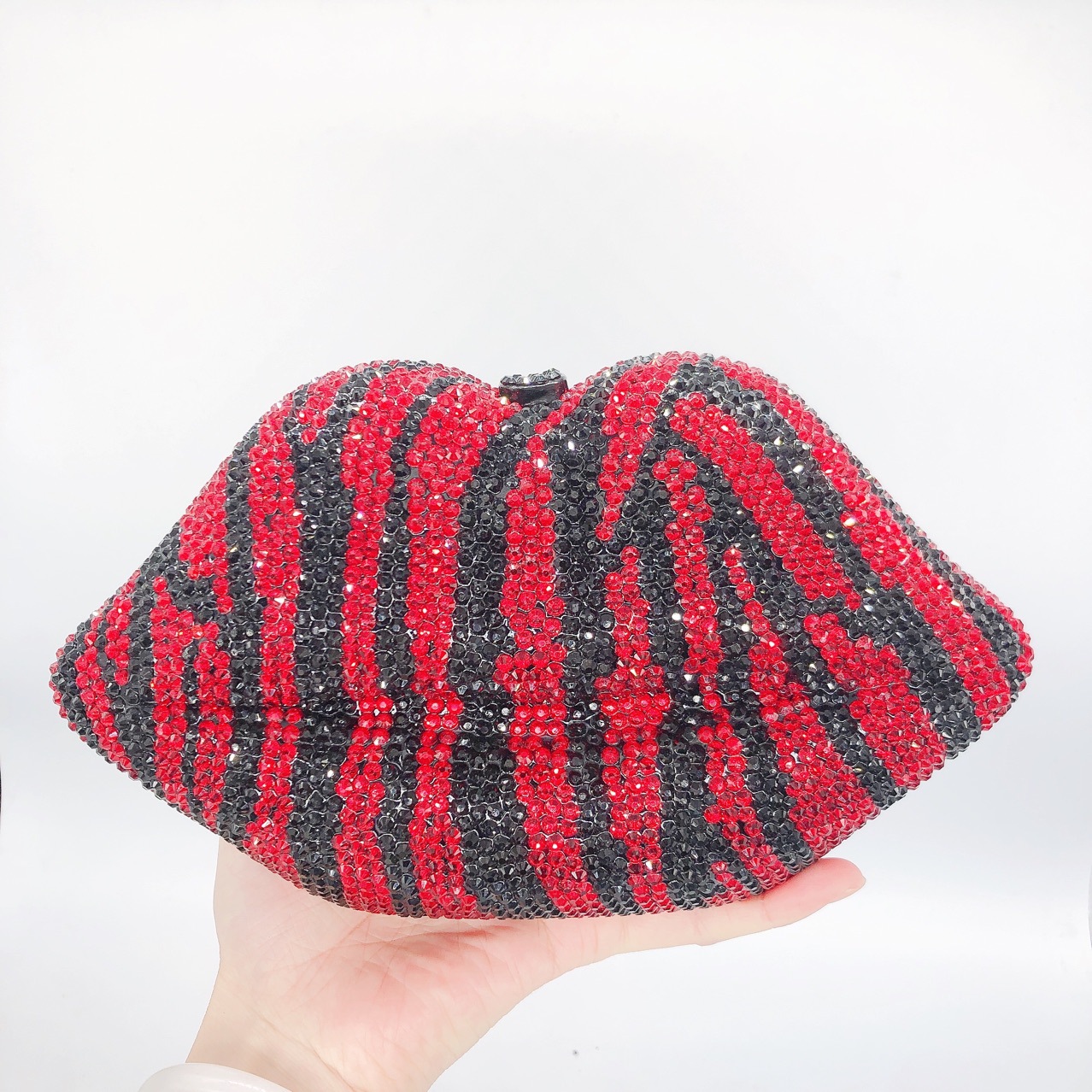 Túi clutch dạ tiệc đính đá viền môi ngựa vằn — Cá tính đặt làm chi tiết 3