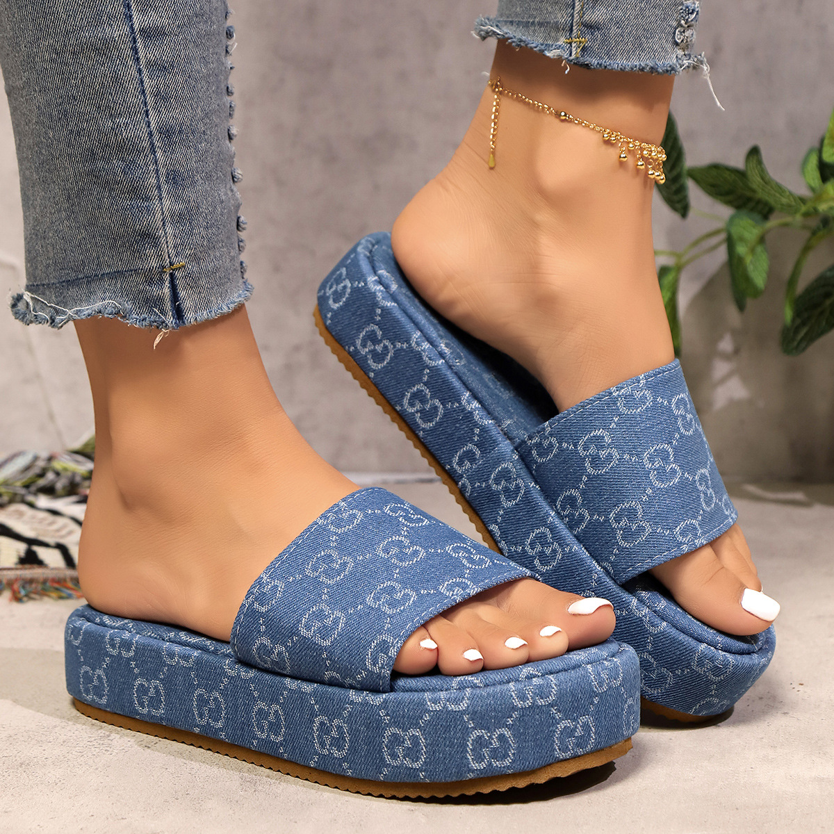 Zapatillas de suela gruesa de comercio exterior para mujer 2024 verano nuevo estilo europeo y americano de gran tamaño con estampado de letras sandalias y zapatillas de bizcocho de una palabra