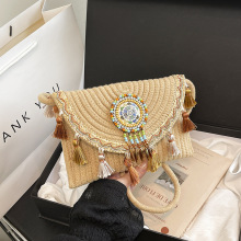 流苏信封包女2025新款国风时尚草编腋下包休闲度假百搭斜挎单肩包