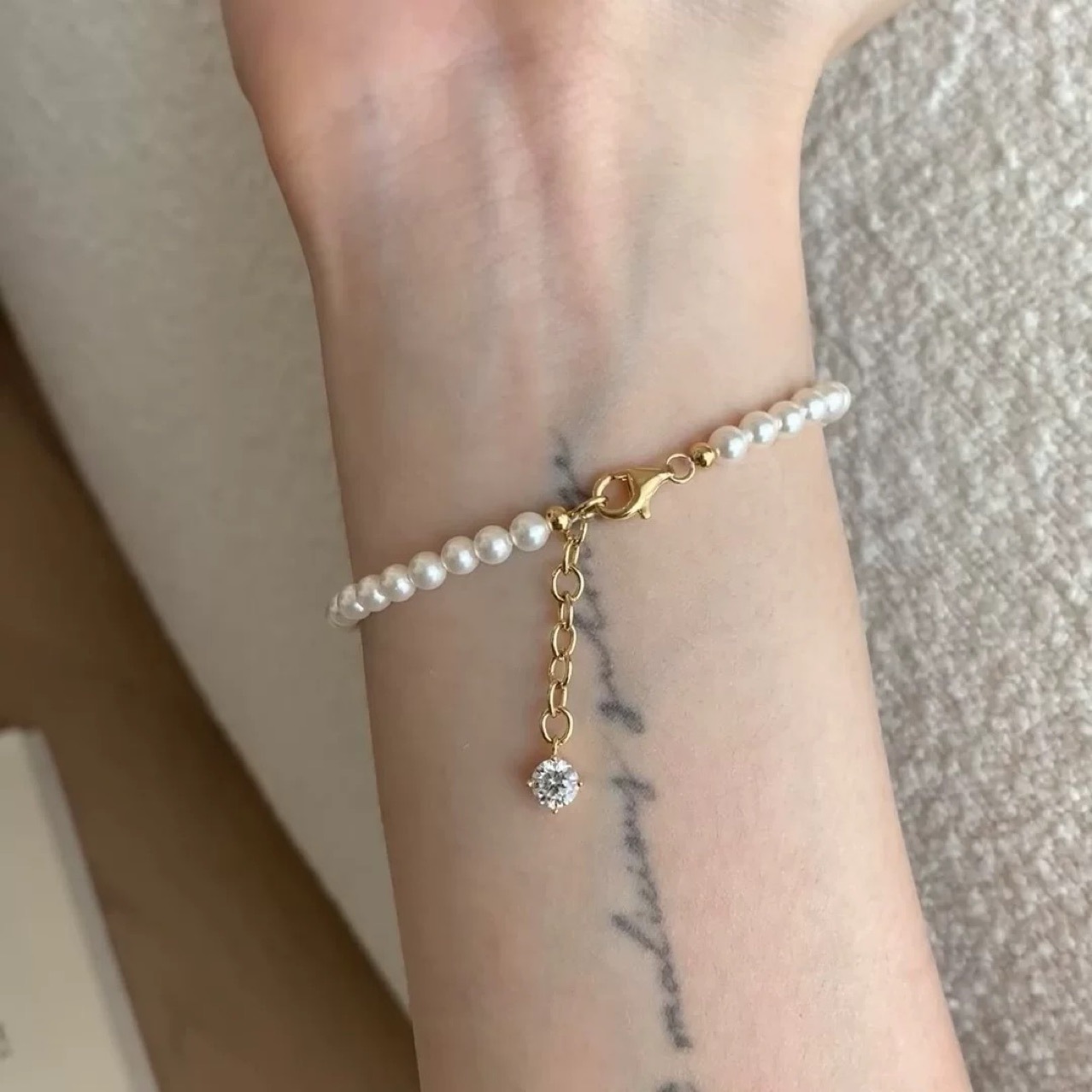 Retro sophisticated bracelet with zircon pearl