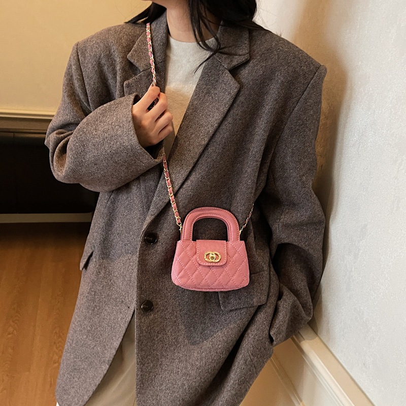 Primavera y verano nuevo bolso infantil de seda, hilo de seda, pequeño viento fragante, bolso de mano de chicas, cadena de moda coreana, bolso cross-border.