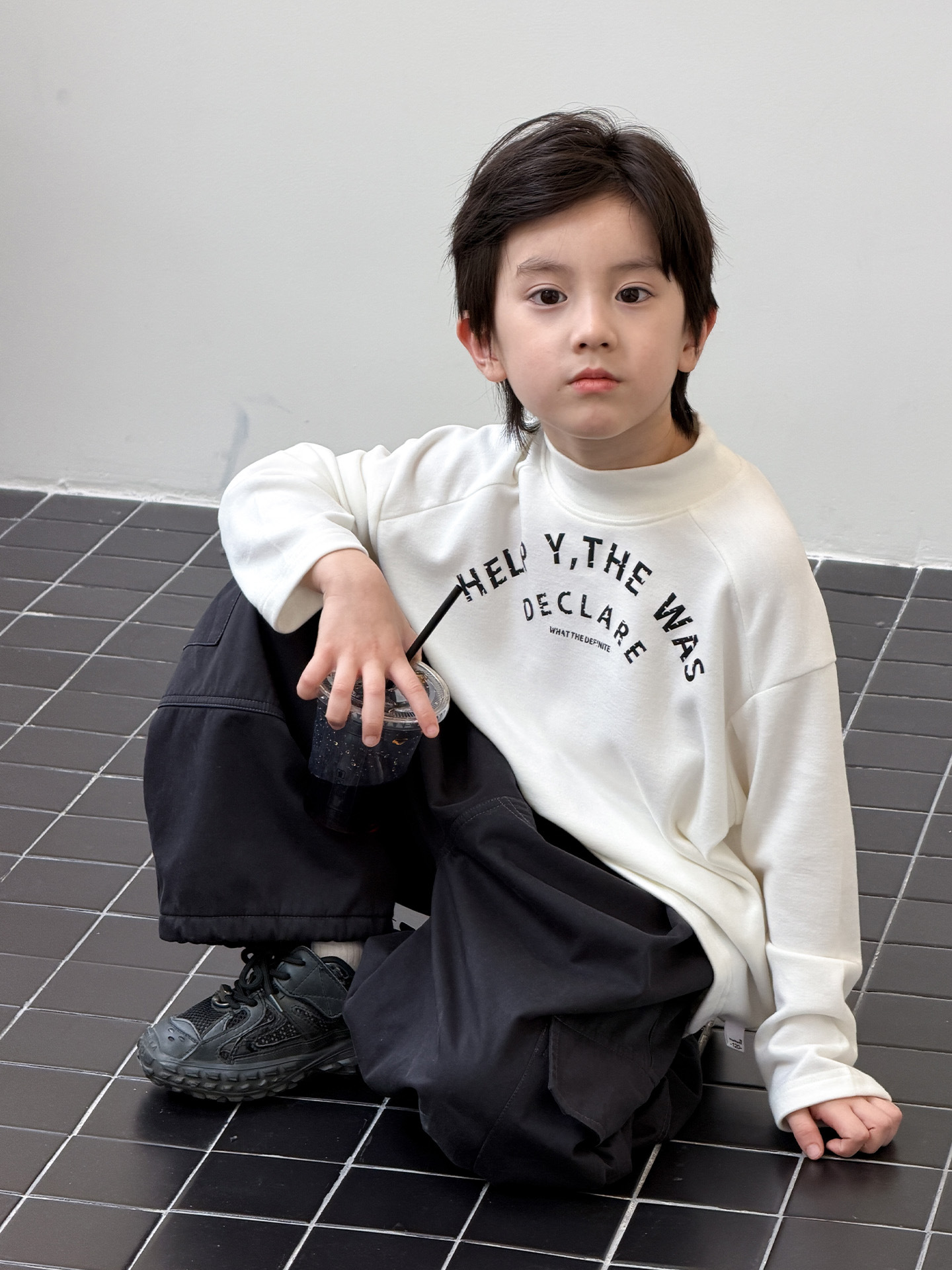 Niños con camisetas de camiseta de camiseta de camiseta de manga larga de invierno 2025 nuevos niños de tamaño mediano y grande camiseta de niño T