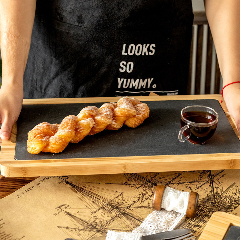 Fábrica de tamaño directo estilo personalizado tablero de bambú tablero de roca plato de comida occidental madera tablero negro plato de horneado