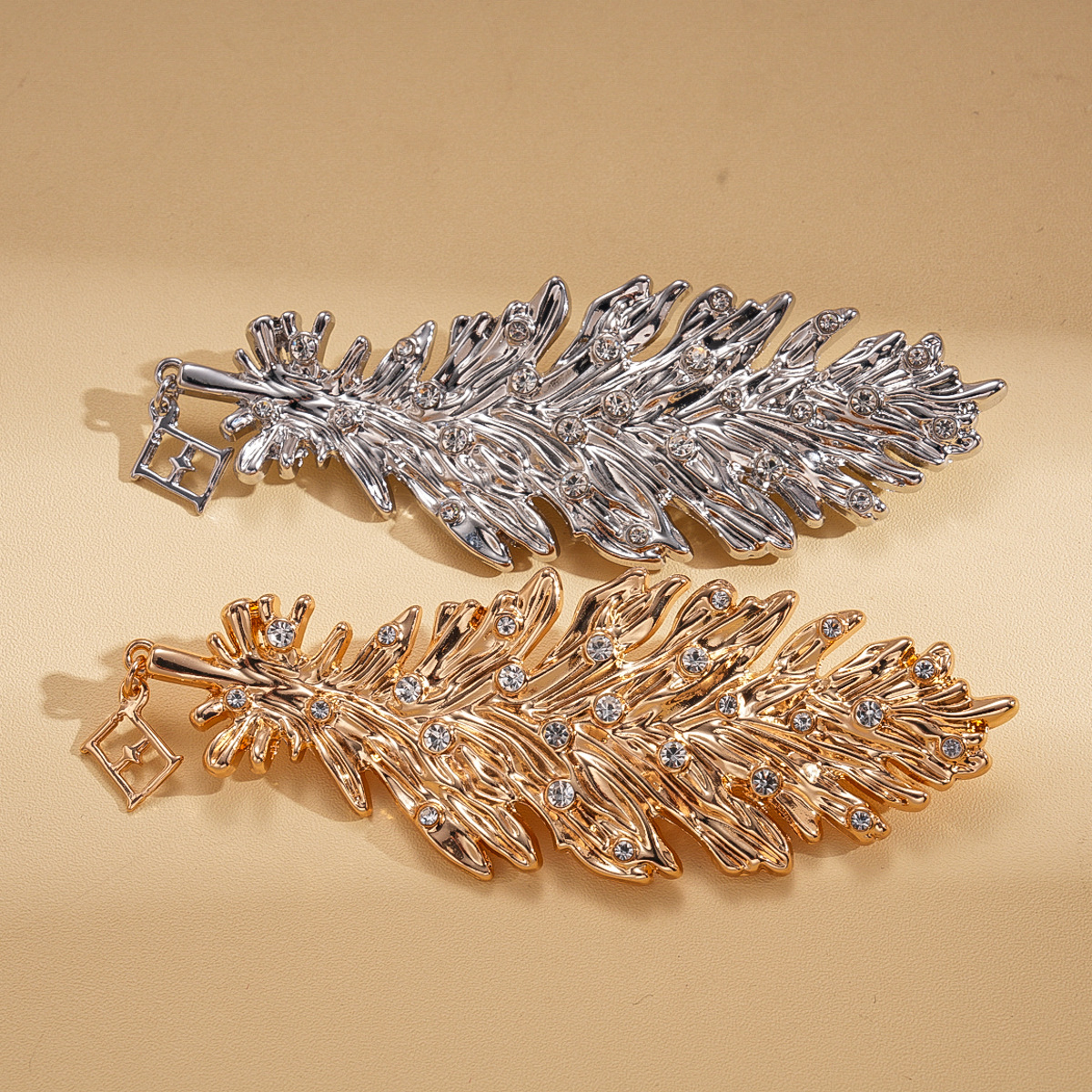 Europa y los Estados Unidos metal fijado diamante hoja pluma broche transfronterizo estilo retro universal pin nicho accesorios de alta calidad