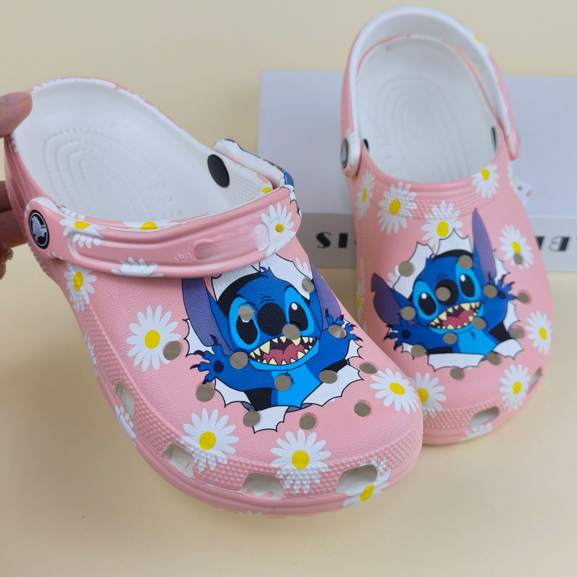 2025 nuevos zapatos agujero serie de dibujos animados monstruos eléctricos niños adultos series agujero zapatillas frescas al por mayor