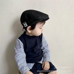 韓国の赤ちゃんの帽子春秋の男女の子供の英倫はベレー帽のファッションの刺繍のアルファベットの冬の前に帽子をかぶせます。