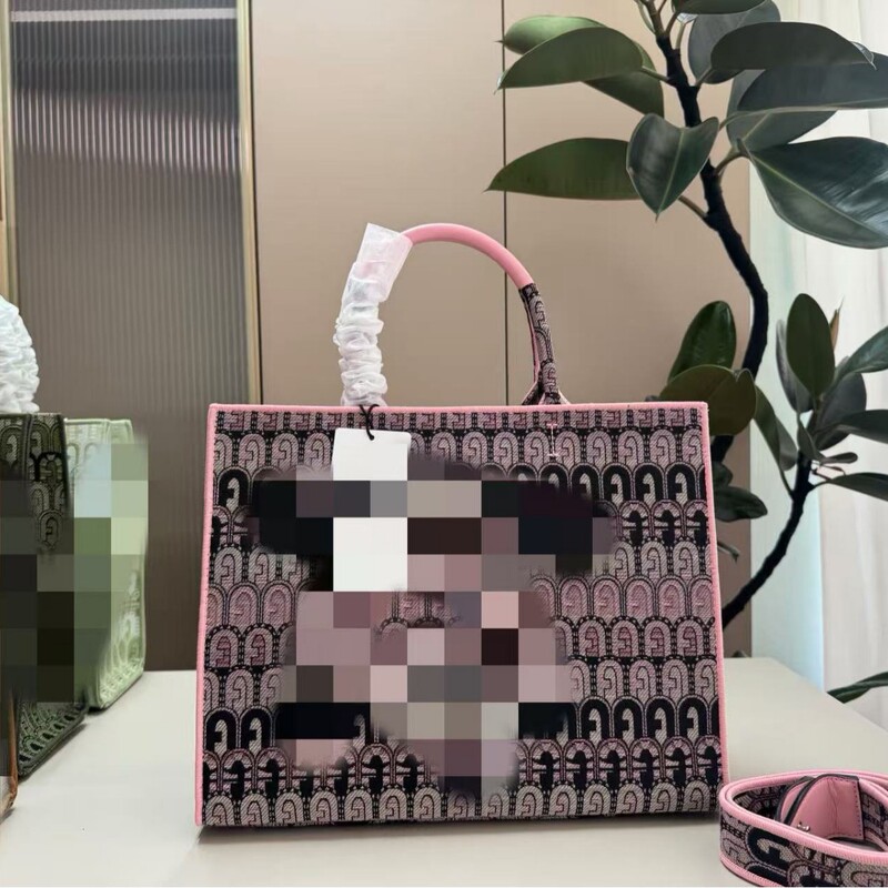 The new Flato bag features a long shoulder strap, can be carried by hand or worn crossbody, and is elegant, stylish, and easy to match