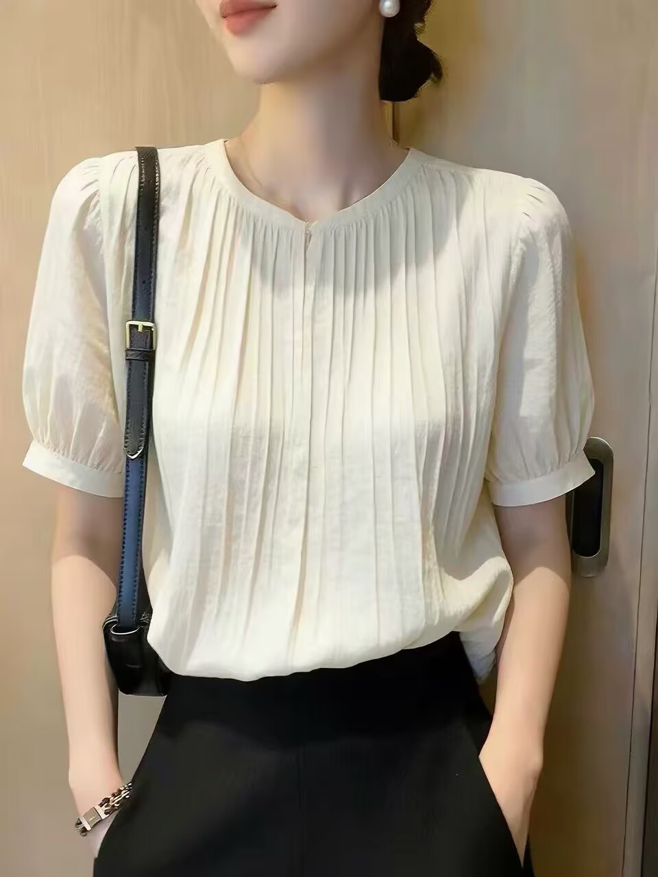 Áo sơ mi nữ tay ngắn cổ đứng kiểu Pháp, chất liệu phối xếp li nhẹ — màu trắng