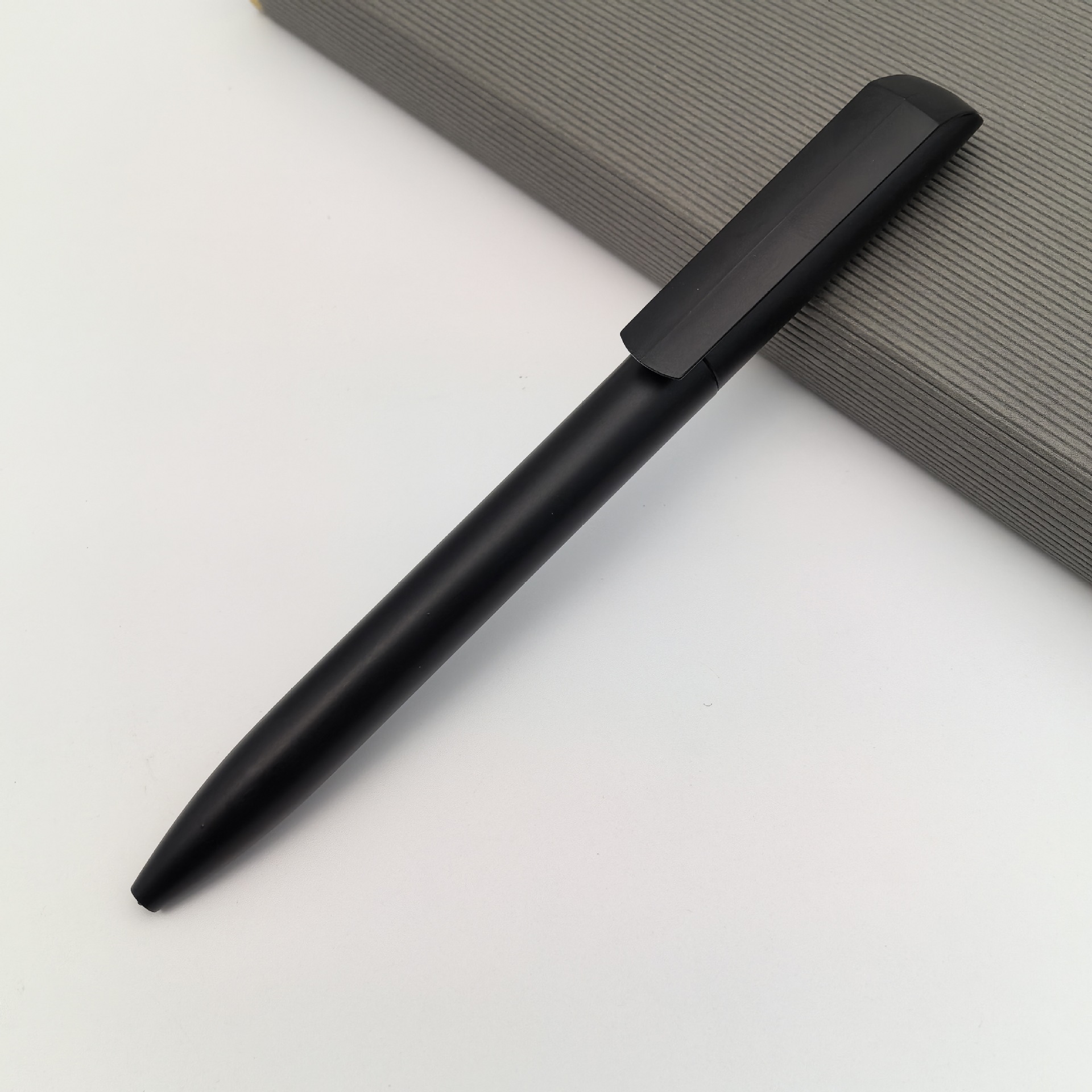 Suministro de bolígrafo de torsión de plástico de boca oblicua, pintura en aerosol, bolígrafo de regalo publicitario, bolígrafo de promoción de color, bolígrafo de logotipo de hotel publicitario