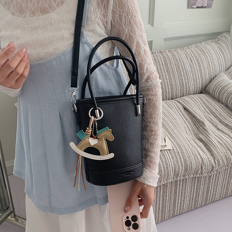2026 nueva moda versátil bolso de mochila, sensación diaria de lichi, bolso de cubo de agua