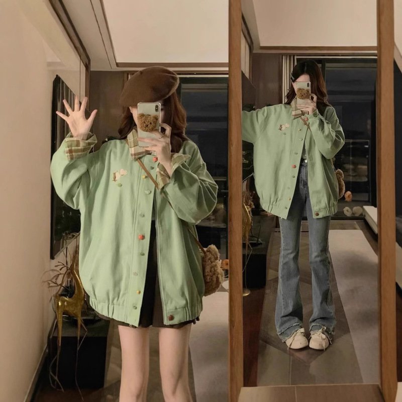 新しい甘さの格子が学生のコートをめくっています。女性2025春のinsデザイン感がゆったりしています。|undefined