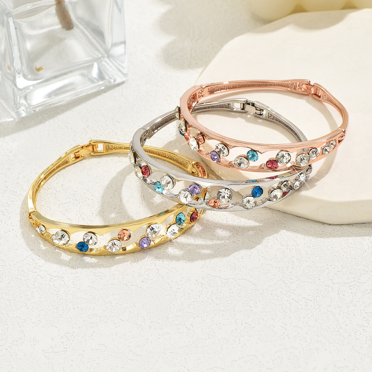 Pequeño libro rojo explosión de diamante completo brazalete de geometría de nicho de diseño universal pulsera ligera de lujo alta sensación de joyas al por mayor