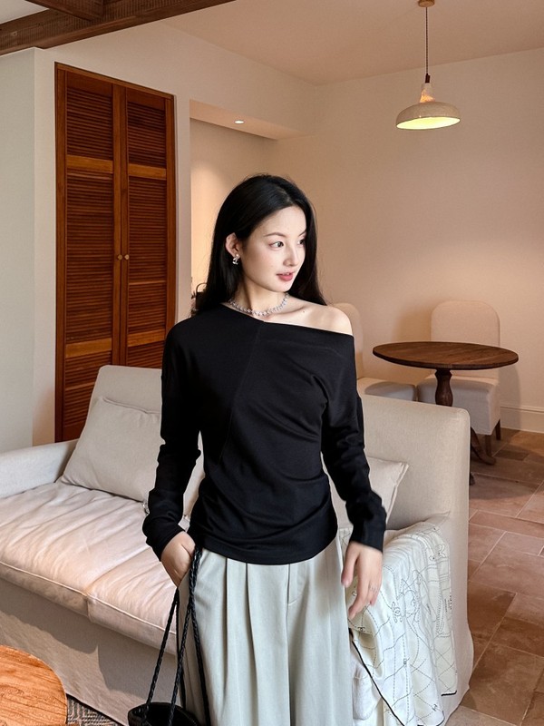 DIGM | 2025秋季极简风高级感斜领露肩拼接长袖T恤针织衫女A60585|undefined