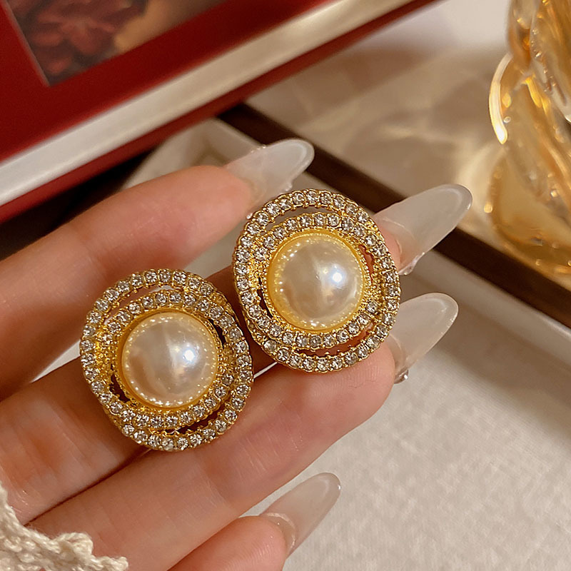 高級な真似のバロックは真珠のイヤリングをまねます。