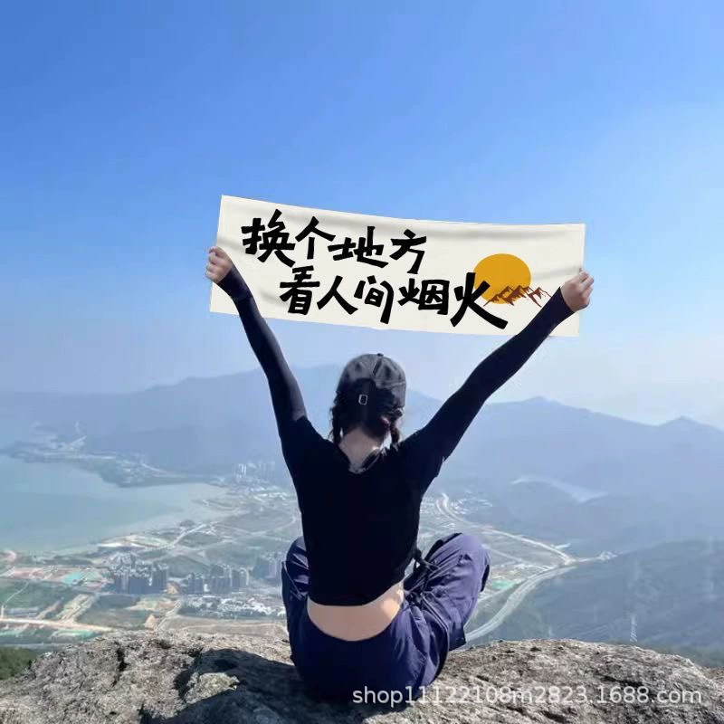 Holding a small banner party gathering outdoor camping team building seaside mountain climbing tourism atmosphere ritual photo props