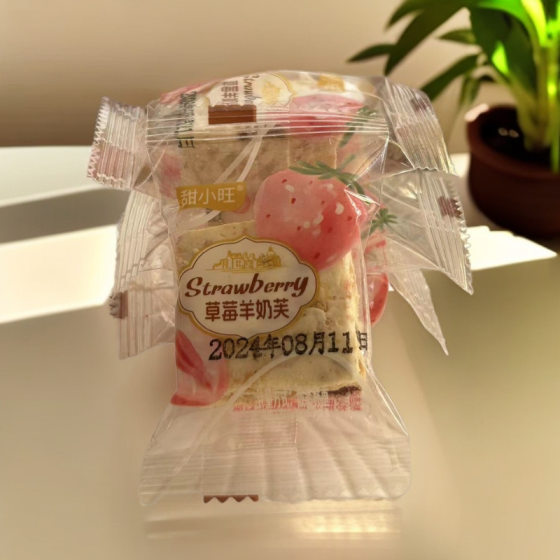 Freeze-dried strawberry goat milk fu matcha milk flavor snowflake crisp snack food cake independent packaging a generation of hair