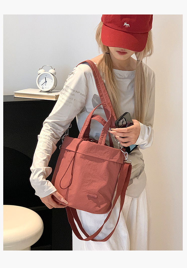 Colorful Fox's new niche nylon drawstring drawstring single-shoulder crossbody bag is a casual, versatile and lightweight bucket bag undefined
