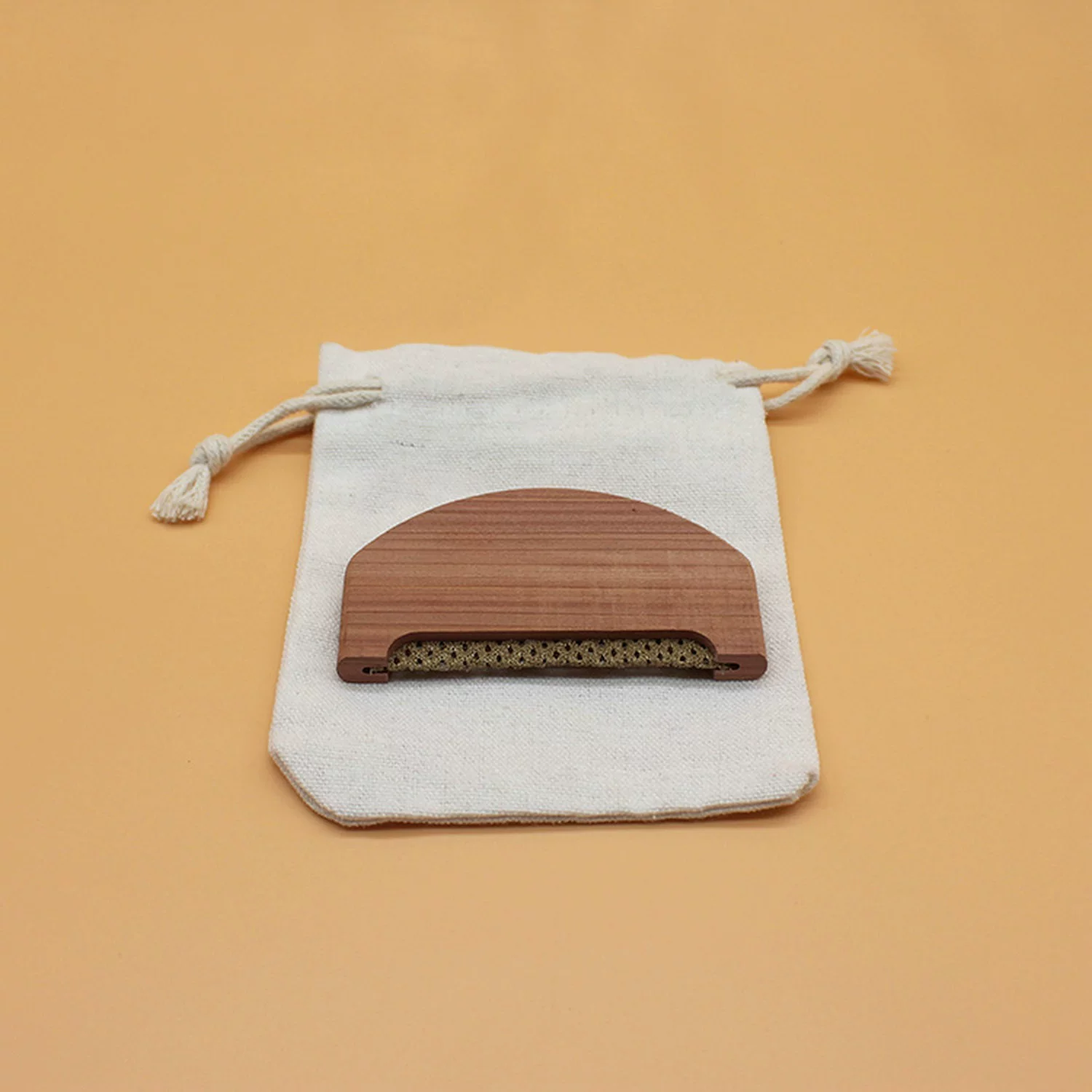 Многофункциональный шерстяной гребень из красного кедра (с антимоскитными и антимушиными свойствами), очиститель от ворса, щетка и скребок для волос.